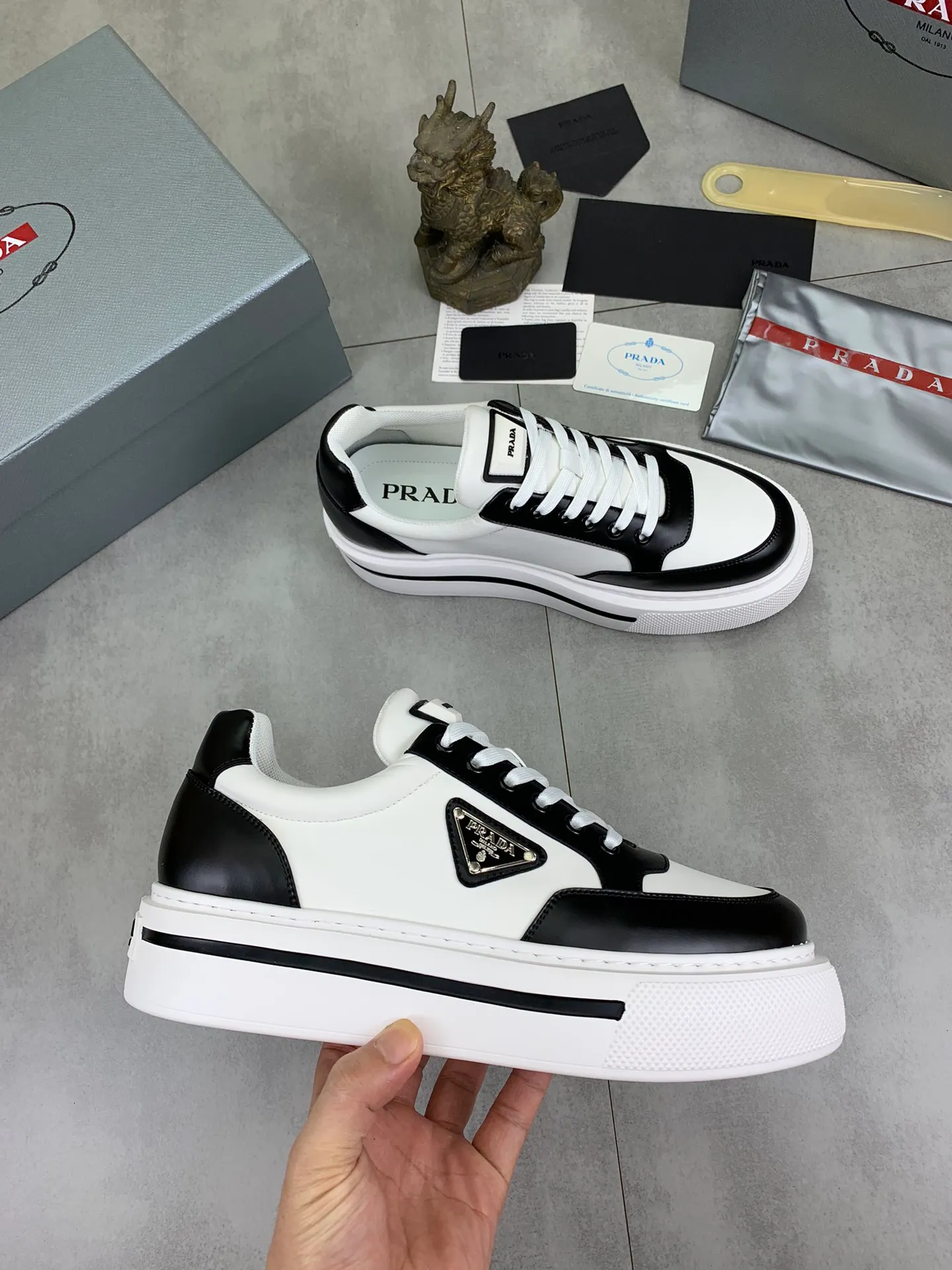Men's shoes 💰P580 new (higher version) new models are available at PRADA counters simultaneously, new men's shoes, 😘 fabrics are selected from original calfskin. First layer of imported silk cowhide lining. The original version is awesome! 👍🏿Original open-molded non-slip PU outsole, with exquisite lines, simple and elegant, super comfortable and classy on foot, suitable for leisure travel. Code number: 38 to 44 (45 customized) 4️⃣ colors available